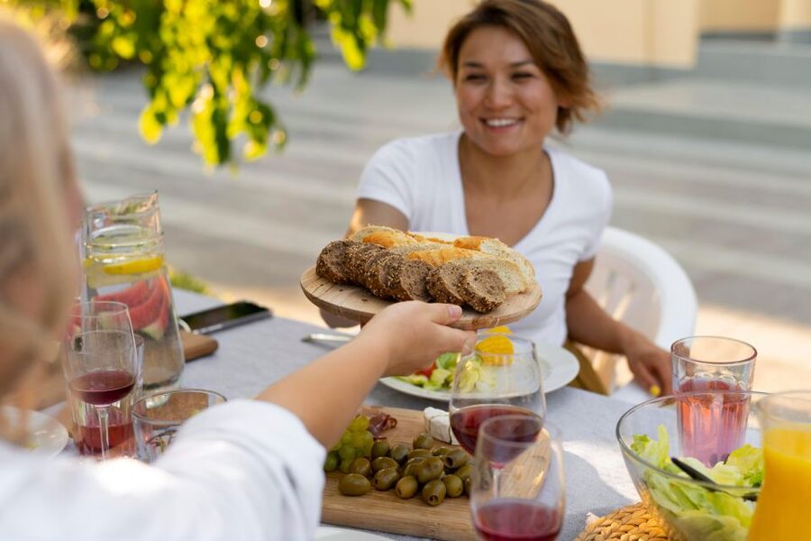 Crete: Heraklion Food and City tour - Meeting Mrs Ralou at the Archaeological Museum and getting your bearings