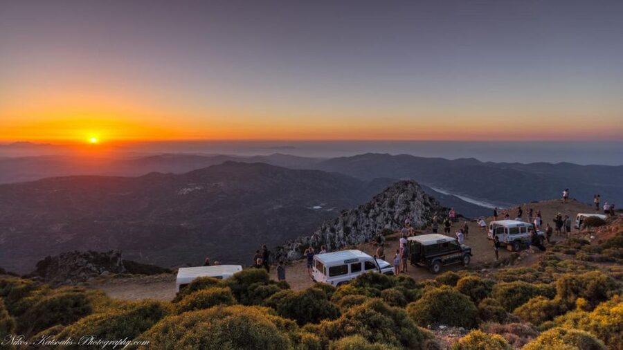 Crete: Land Rover Safari with Sunset Viewing, Dinner, & Wine - Dinner at a traditional taverna, with unlimited wine