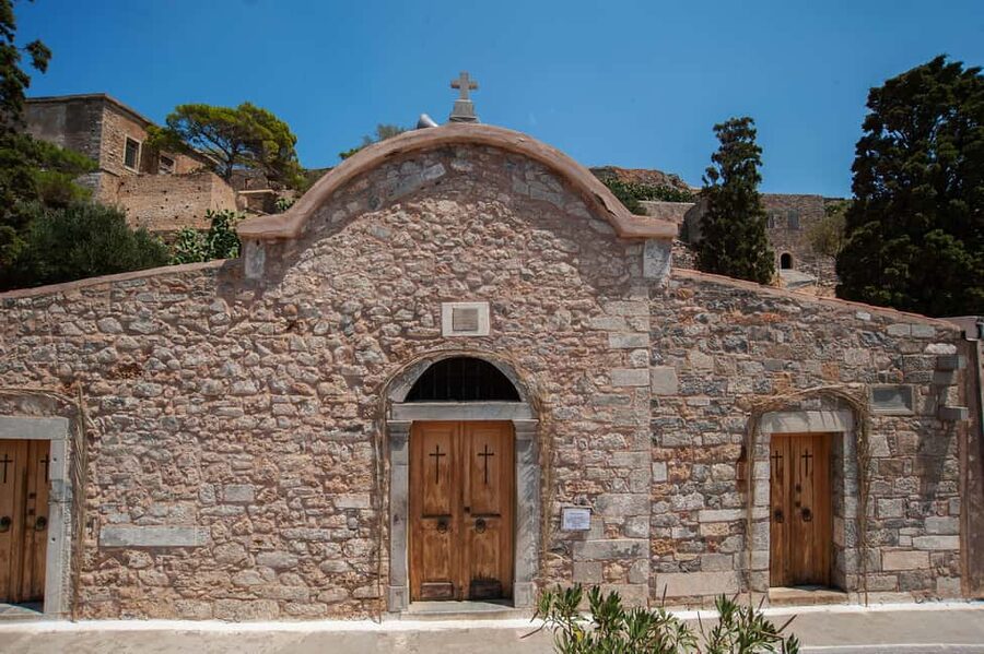 Crete: Spinalonga Island-Plaka Village-Agios Nikolaos Tour - Agios Nikolaos and Voulismeni Lake: walk, shop, then choose your coffee spot