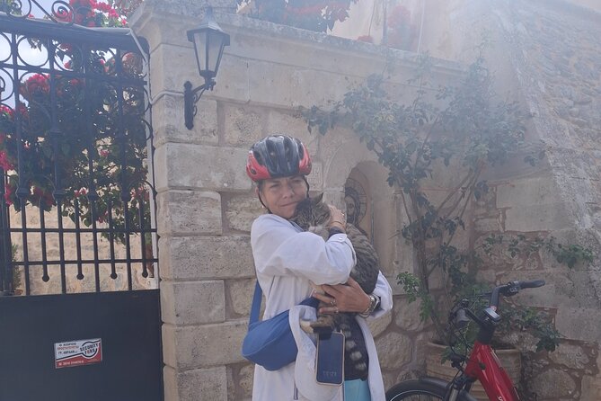 e-bike tour in Crete with guide and stroryteller Soulouksina - Episkopi dinner finish: Sevasti’s bakery and Antonis in the cafeneion