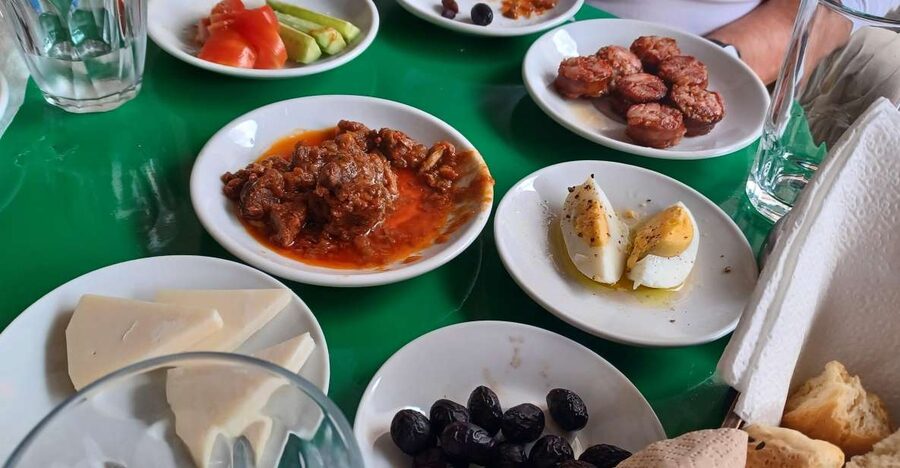 Food Tour in Heraklion – Discover Cretan Flavors - Start at Heraklion Archaeological Museum, Then Plateia Eleftherias