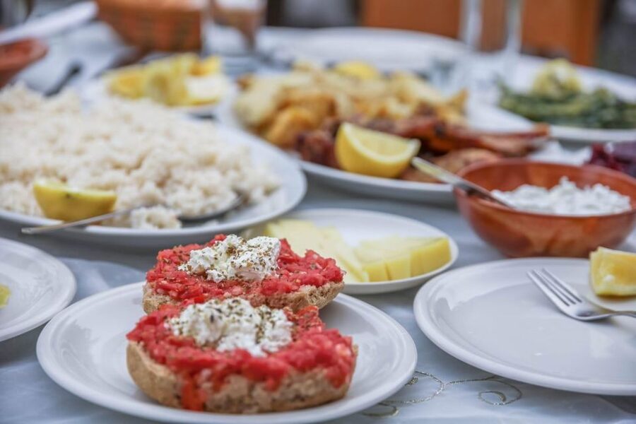 Food tour tasting walking tour - Kornarou Square: first tastings and the quick city pulse