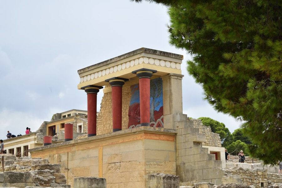 From Chania: Knossos Palace and Heraklion Full-Day Tour - Rethymno old town: the Venetian streets, squeezed in nicely