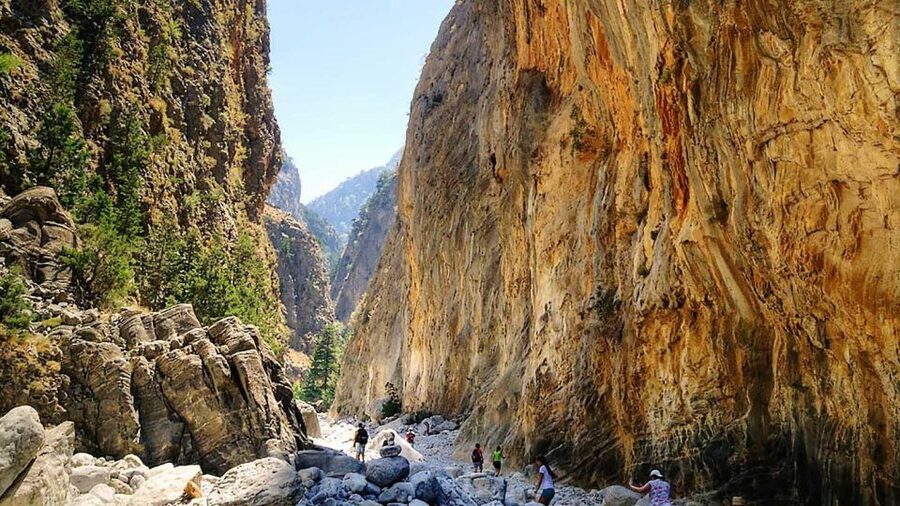 From Chania/Rethymno: Samariá Gorge Guided Hike with Pickup - Entering the Samaria Gorge at Omalos, then committing to the descent