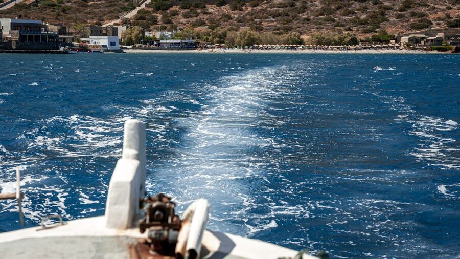 From Heraklion: Elounda, Kolokitha, and Spinalonga Boat Trip - Agios Nikolaos free time: Lake Voulismeni is the reset button