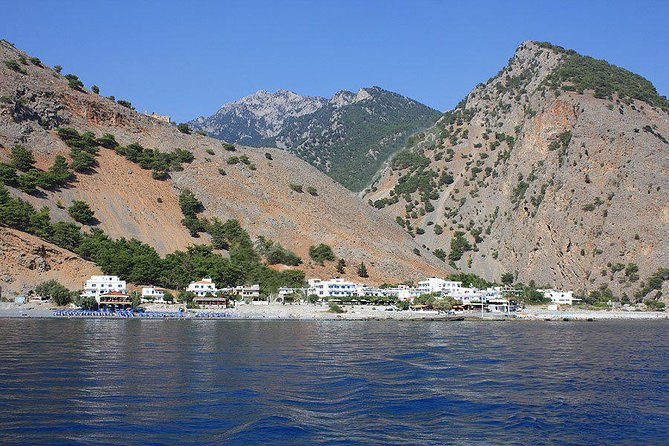 Full Day Samaria Gorge 10-Mile Walking Tour - The heat factor and crowd rhythm inside the canyon