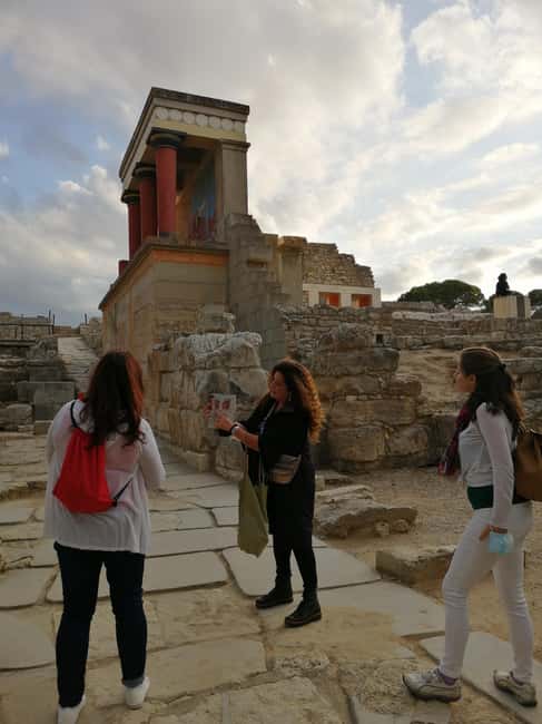 Guided tour of Knossos Palace in Spanish - Getting to Knossos: one hour each way