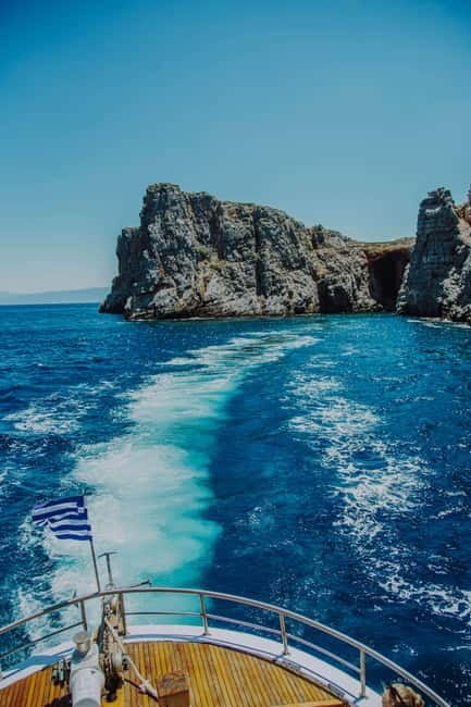 Heraklion Areas : Elounda Boat Trip -The Authentic - Barbarossa Cave: quick pirate stop, good photos, easy pacing