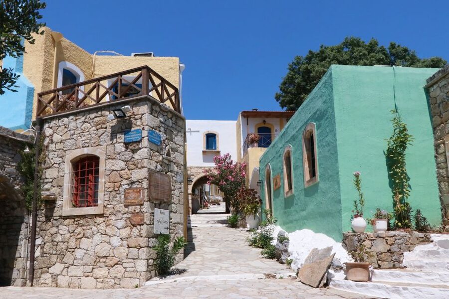Heraklion Crete: Cretan and Greek Dance Lesson at Arolithos - Getting to Arolithos from Heraklion: meeting point and practical tips
