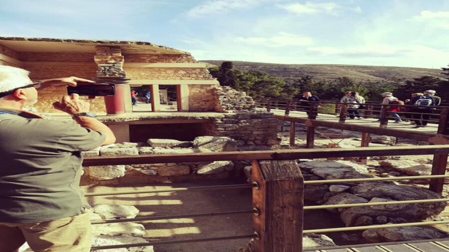 Heraklion: Knossos Palace Guided Tour Half Day - The short van ride to Knossos (about 5 km out): why it matters