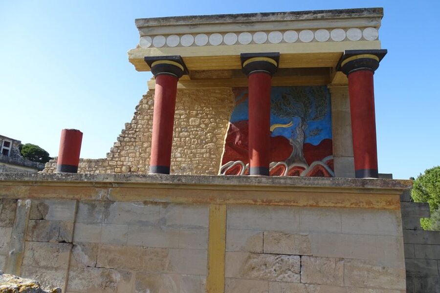 Heraklion: Knossos Palace, Zeus Cave & Oil Mill Private Tour - Lunch and the Cretan table time slot