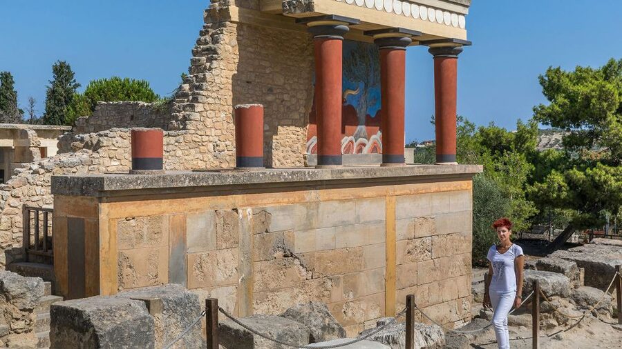 Heraklion: Knossos Private Guided Tour & Skip-the-Line Entry - Inside the Palace of Knossos: the labyrinth, the throne, and Pasiphae’s dolphin apartment