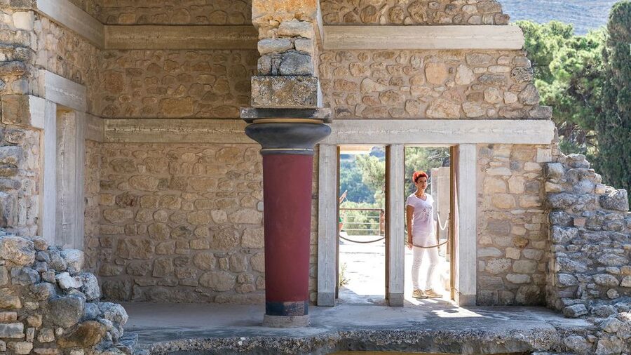 Heraklion: Knossos Private Guided Tour & Skip-the-Line Entry - Wall paintings, storage jars, drains, and quarters sunk into the earth