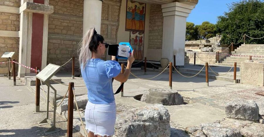 Heraklion: Palace of Knossos 3D Virtual Audio Tour by Tablet - The mini iPad kit: why the hardware matters in Crete heat