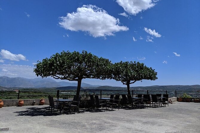 Knossos and Wine A Journey Through History and Flavors - Small group service: why max 8 changes the vibe