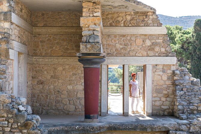 Knossos Palace and Arch. Museum of Heraklion Tour - Palace of Knossos stop: a guided 90 minutes that connects myths to archaeology