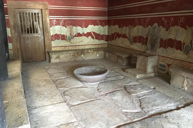 Knossos Palace Guided Walking Tour - Meeting at WeGuide.gr and getting started on time