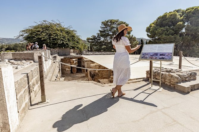 Knossos Palace: Self-Guided Audio Tour on your Phone (without ticket) - Stop 1, Throne Room: Replica Details and the Power Question