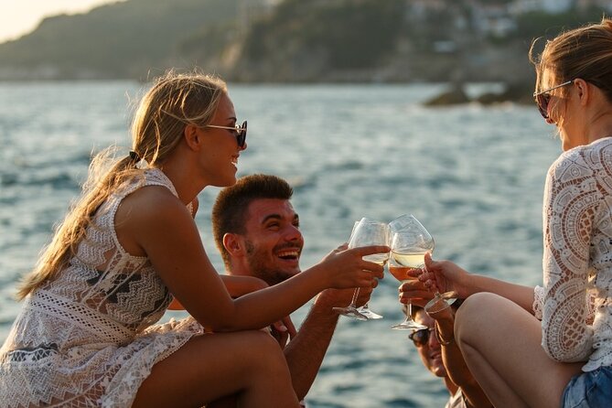 Luxury Catamaran Cruise, Dia Island –Open Bar & Lunch -Top Rated! - Crew and Boat Vibe, Why People Rate This So Highly