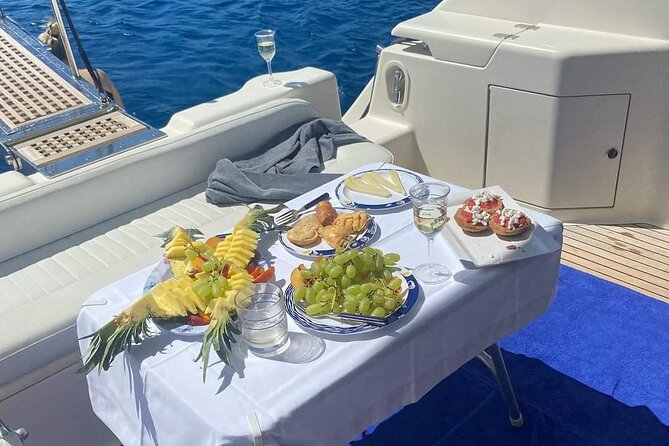 Luxury Power Yacht Cruise - The sea stop that people remember: Dia island time in clear water