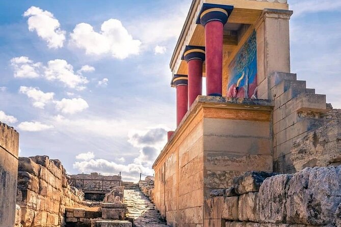 Luxury Tour from Elounda: Knossos Palace & Museum with Wineries - Old Venetian Harbor walk in Heraklion: a calm end to the Minoan intensity
