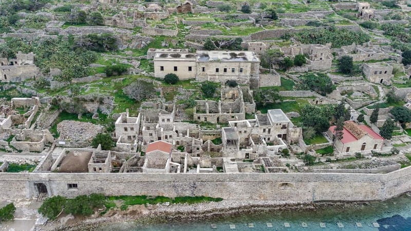 Minicruise: Spinalonga Island, Pirate Caves & Hidden Beaches - Food, raki, and the hot dog snack reality