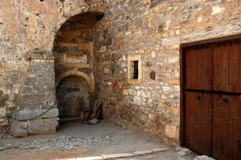 Minicruise: Spinalonga Island, Pirate Caves & Hidden Beaches - Who should book this, and who should skip it