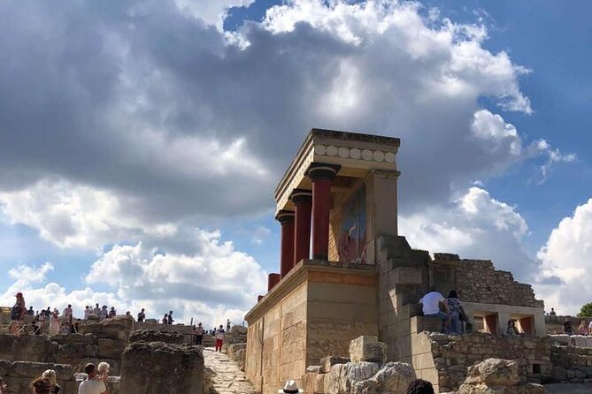 Palace of Knossos Small Group VIP Tour - A quick note on guide quality, including the Avriki example