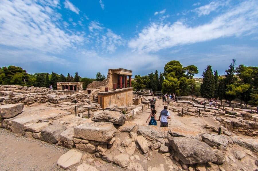 Private Knossos Skip The Line Tour inc. lunch & wine tasting - Grapes, villages, and a family organic winery tasting