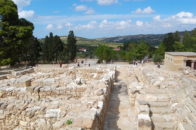 Private Tour Knossos Palace-Archaeological Museum-Heraklion Town - Private pickup from Chania, with Wi-Fi and a real driver