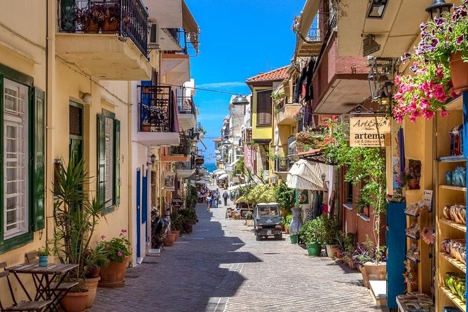 PRIVATE Walking Tour with Lunch and Wine Tasting by a Sommelier - Wine Center of Crete with Mrs Maria: indigenous wines only