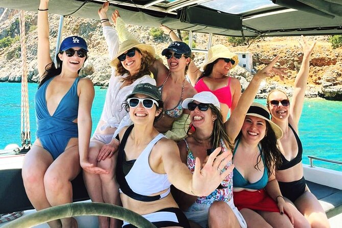 Rethymno: Private Catamaran Cruise with Lunch and Drinks - Unlimited drinks and the small comforts that change the mood